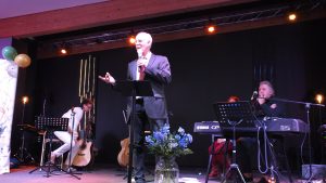 Unser Pastor erzählt die Geschichte der Gemeinde